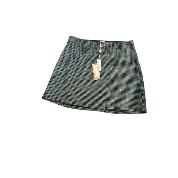 Max Studio Dresses & Skirts - Classic Black and White Houndstooth Skirt